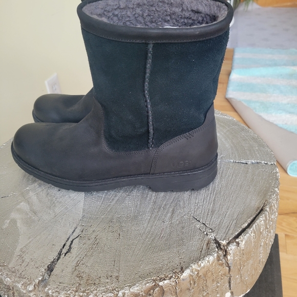 Mens UGG winter boots. - Picture 3 of 6